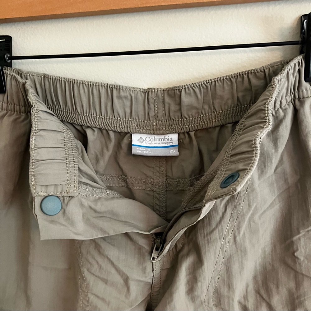 Columbia Women's Cargo Shorts - Light Gray - Picture 4 of 5
